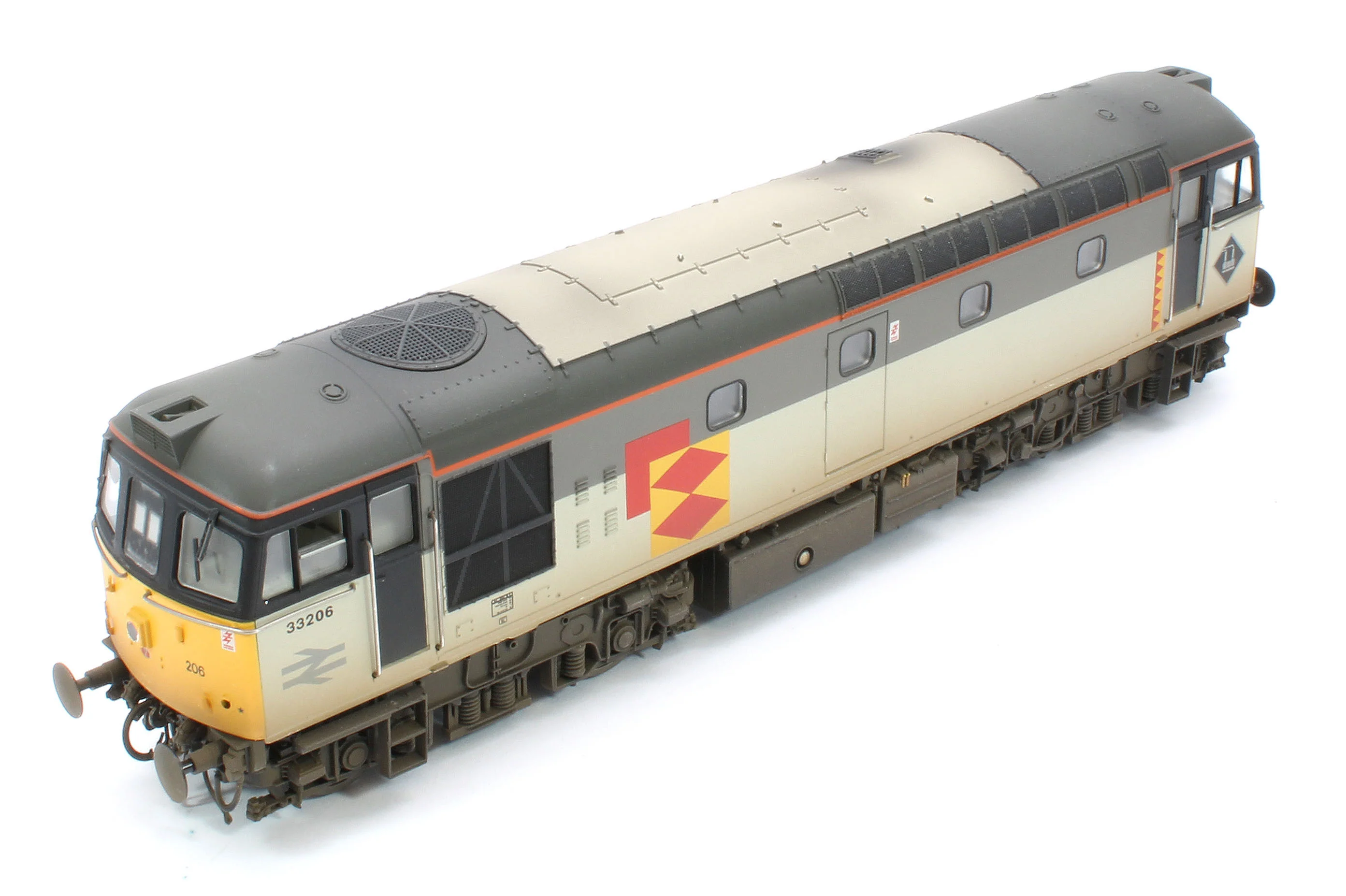 3337W Bespoke Weathered Railfreight Distribution Class 33206 Diesel Locomotive - Image 13