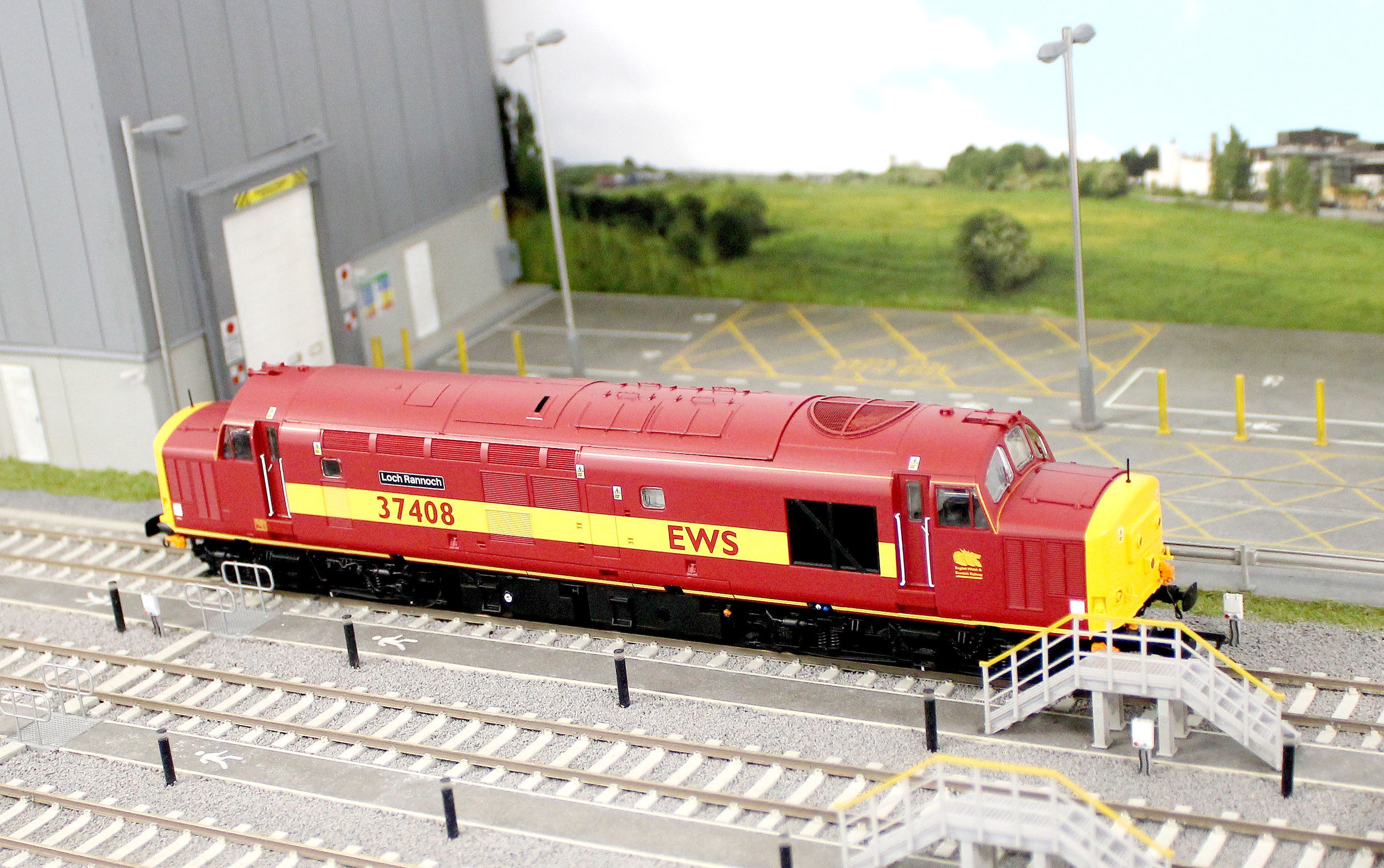 ACC3151 Class 37 Loch Rannoch EWS Maroon & Gold 37408 Diesel Locomotive - Image 14