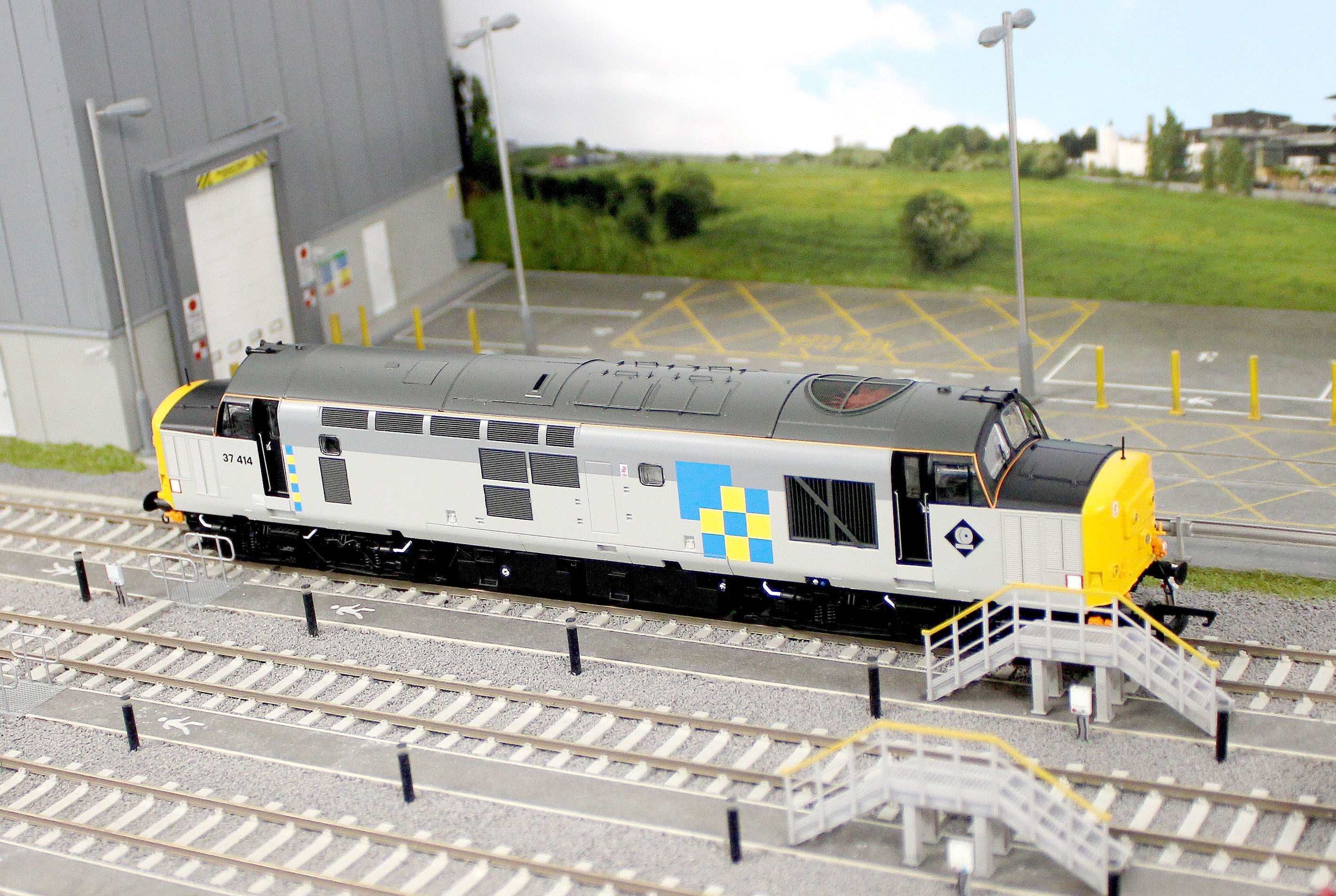 ACC3152 Class 37 Railfreight Construction 37414 Diesel Locomotive - Image 12