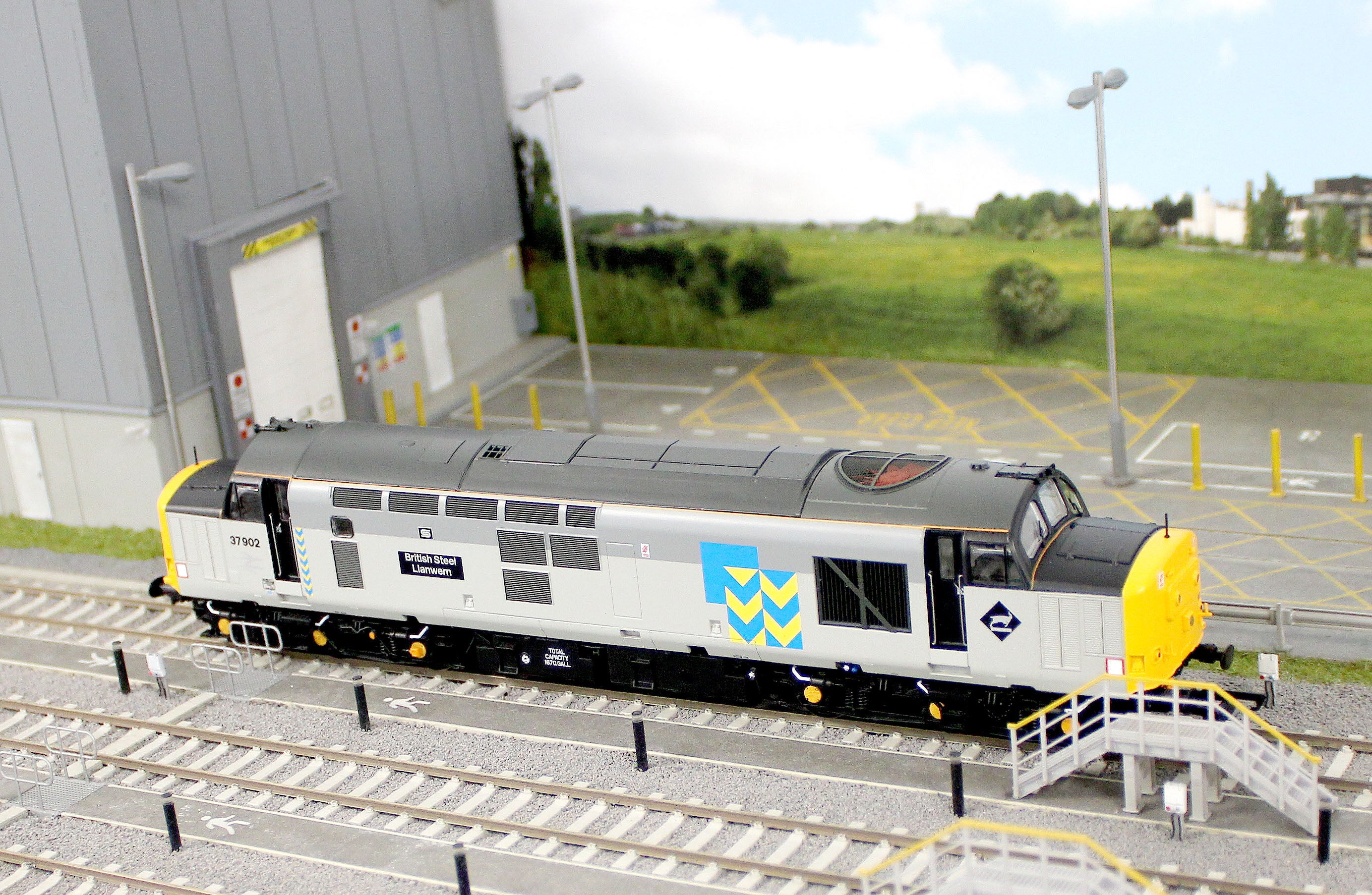 ACC3156 Class 37/9 37902 "British Steel Llanwern" Railfreight Metals Diesel Locomotive - Image 13