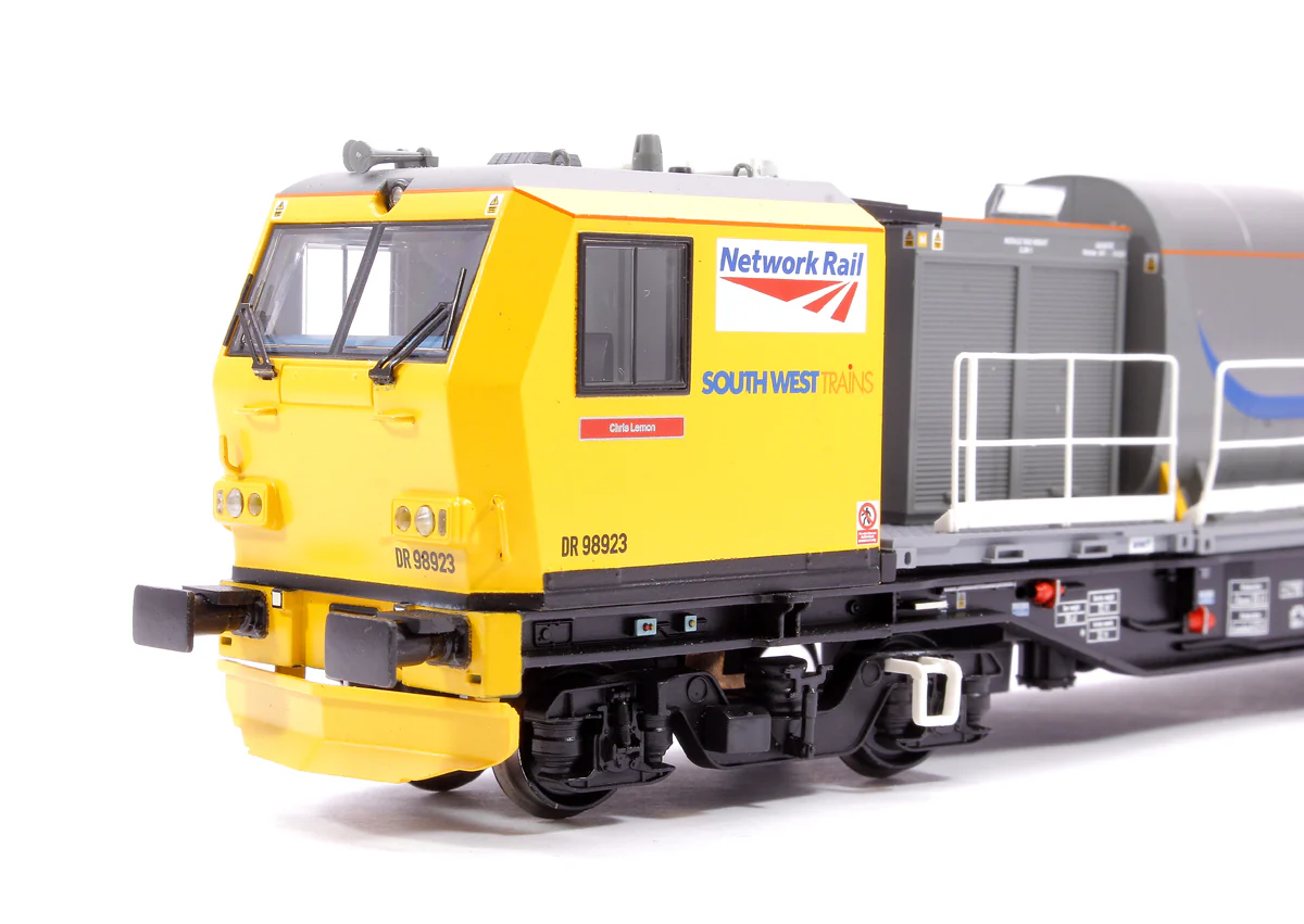 31-578 Windhoff MPV 2-Car Set Network Rail Yellow Nos. DR98923 and DR98973 - Image 11