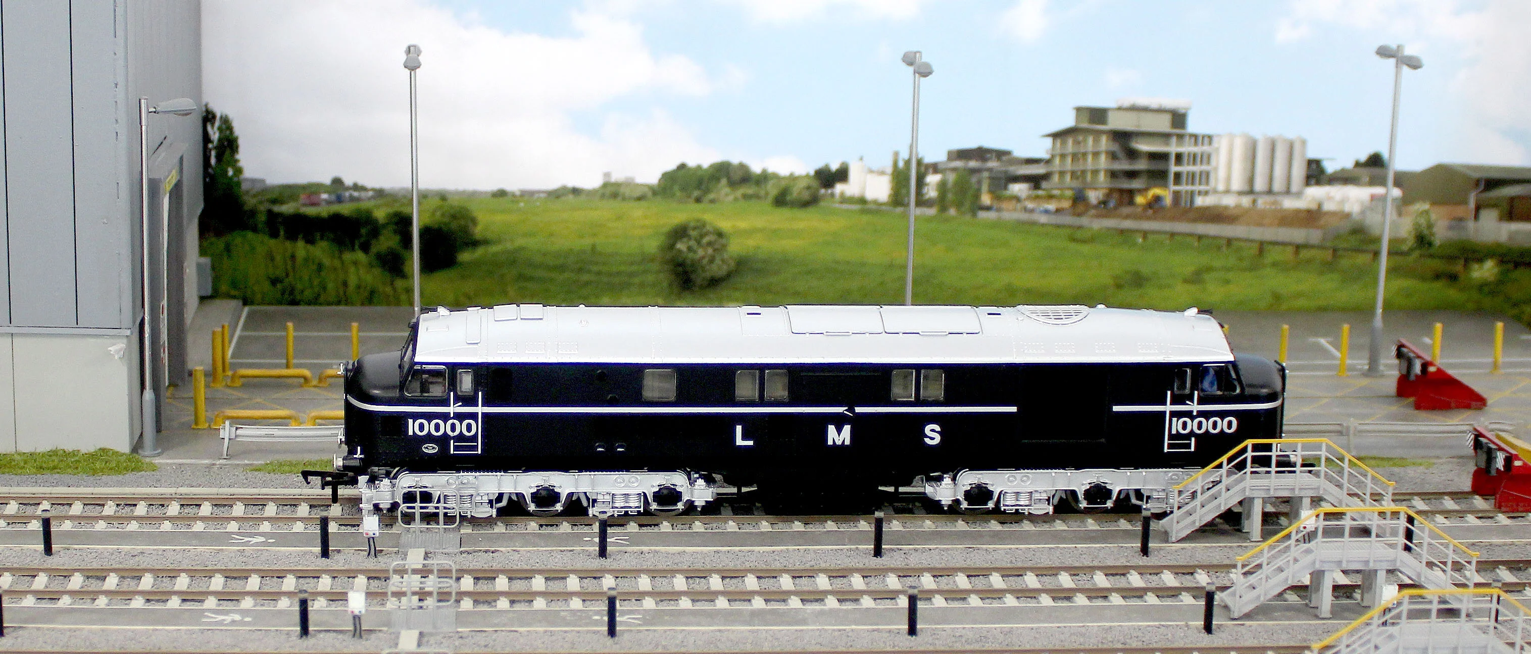31-999Z LMS 10000 Black & Chrome With LMS Lettering Diesel Locomotive - Image 14