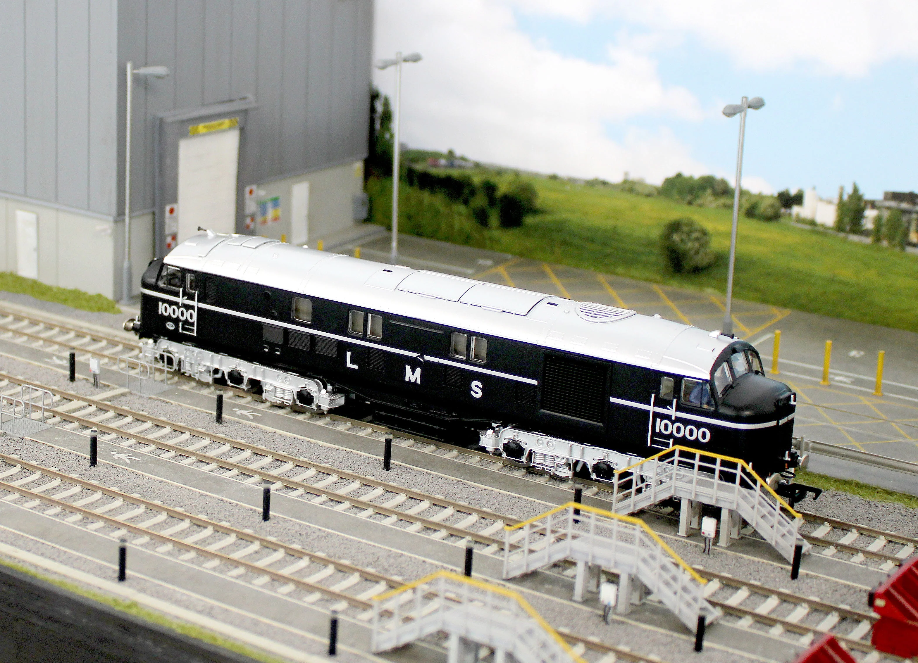 31-999Z LMS 10000 Black & Chrome With LMS Lettering Diesel Locomotive - Image 15