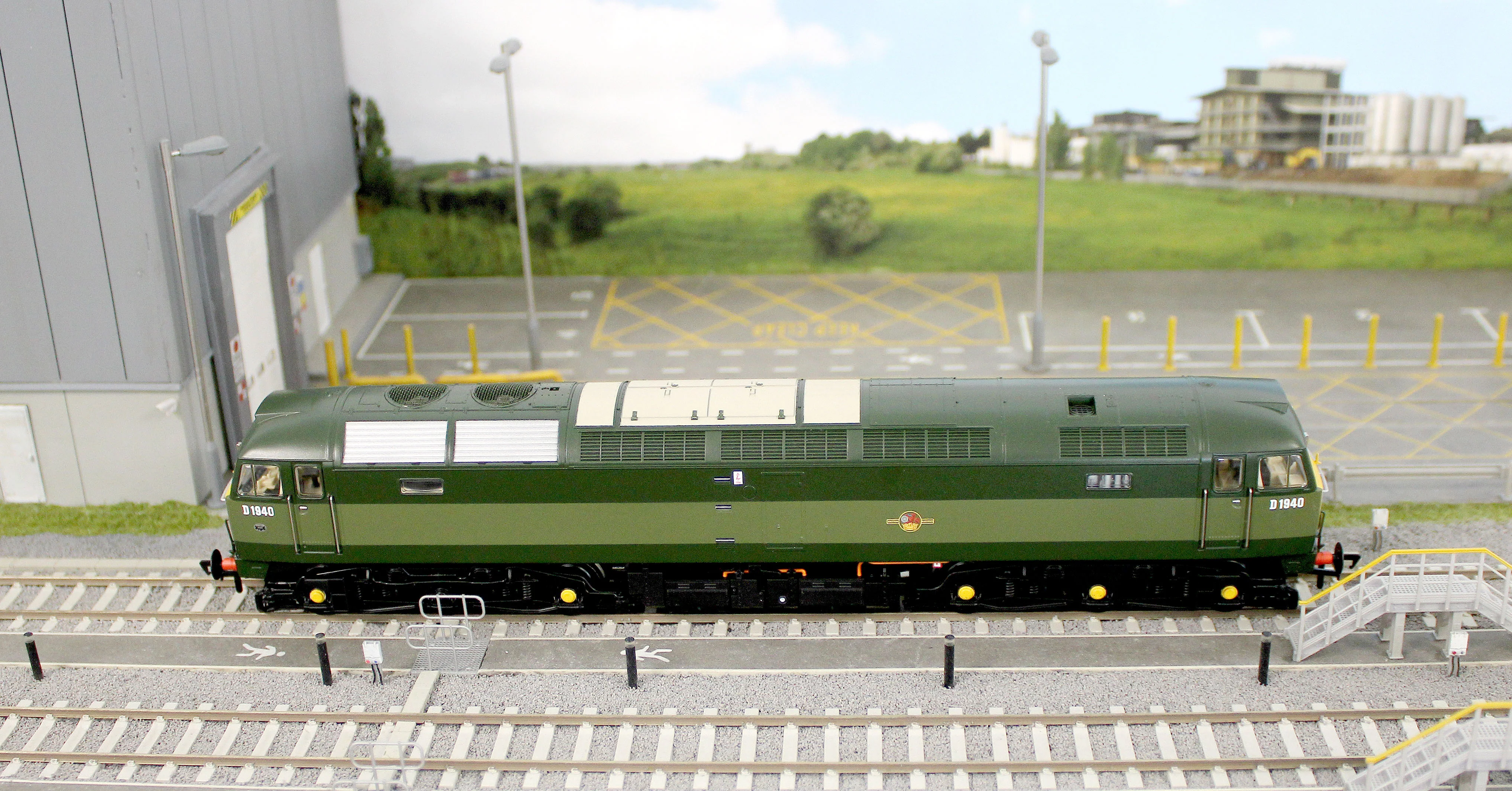 35-410BSFX Class 47/0 D1940 BR Two-Tone Green (Small Yellow Panels) Diesel Locomotive - DCC Sound Deluxe - Image 12