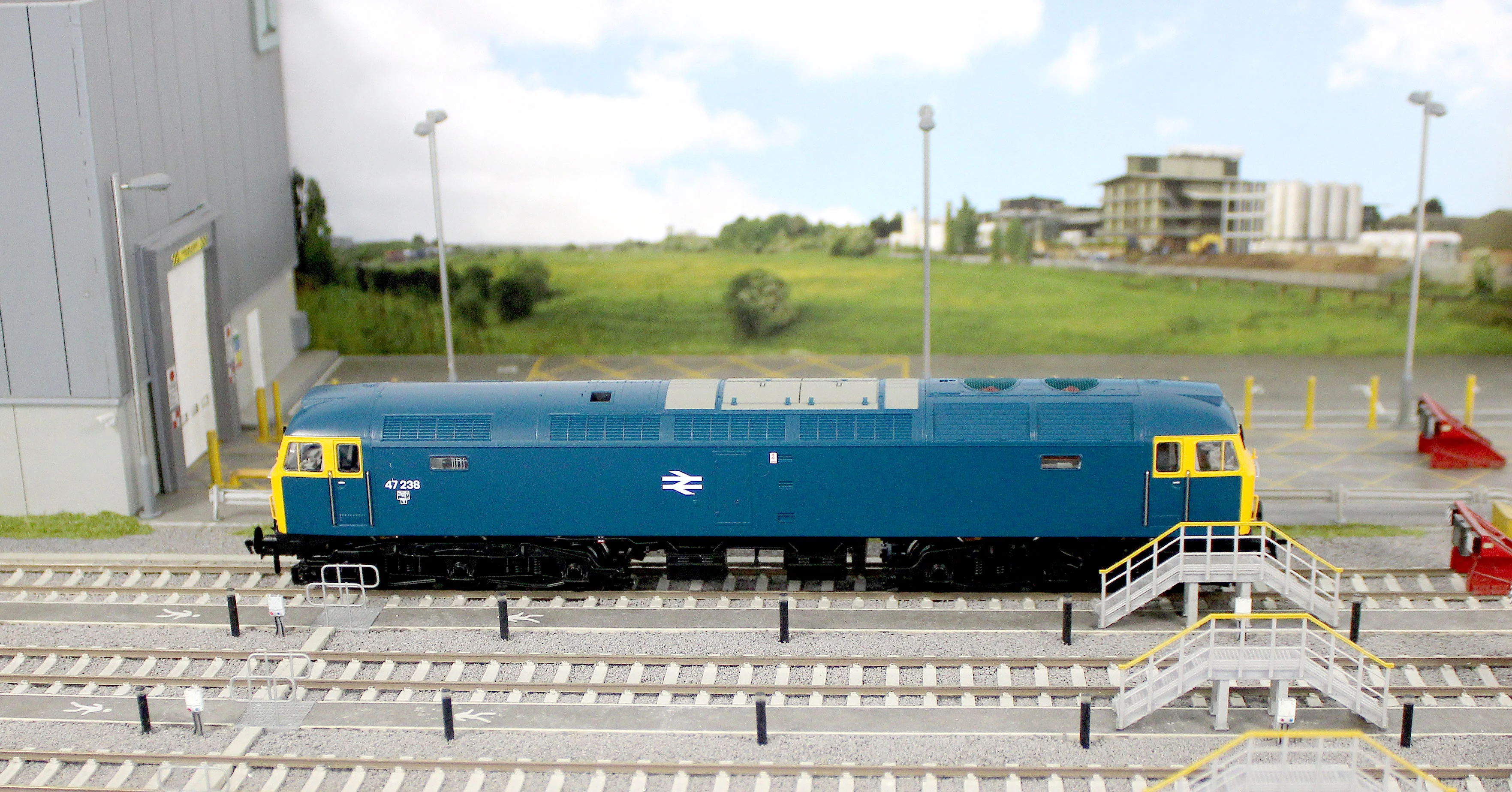 35-411B Class 47/0 47238 BR Blue Diesel Locomotive - Image 12