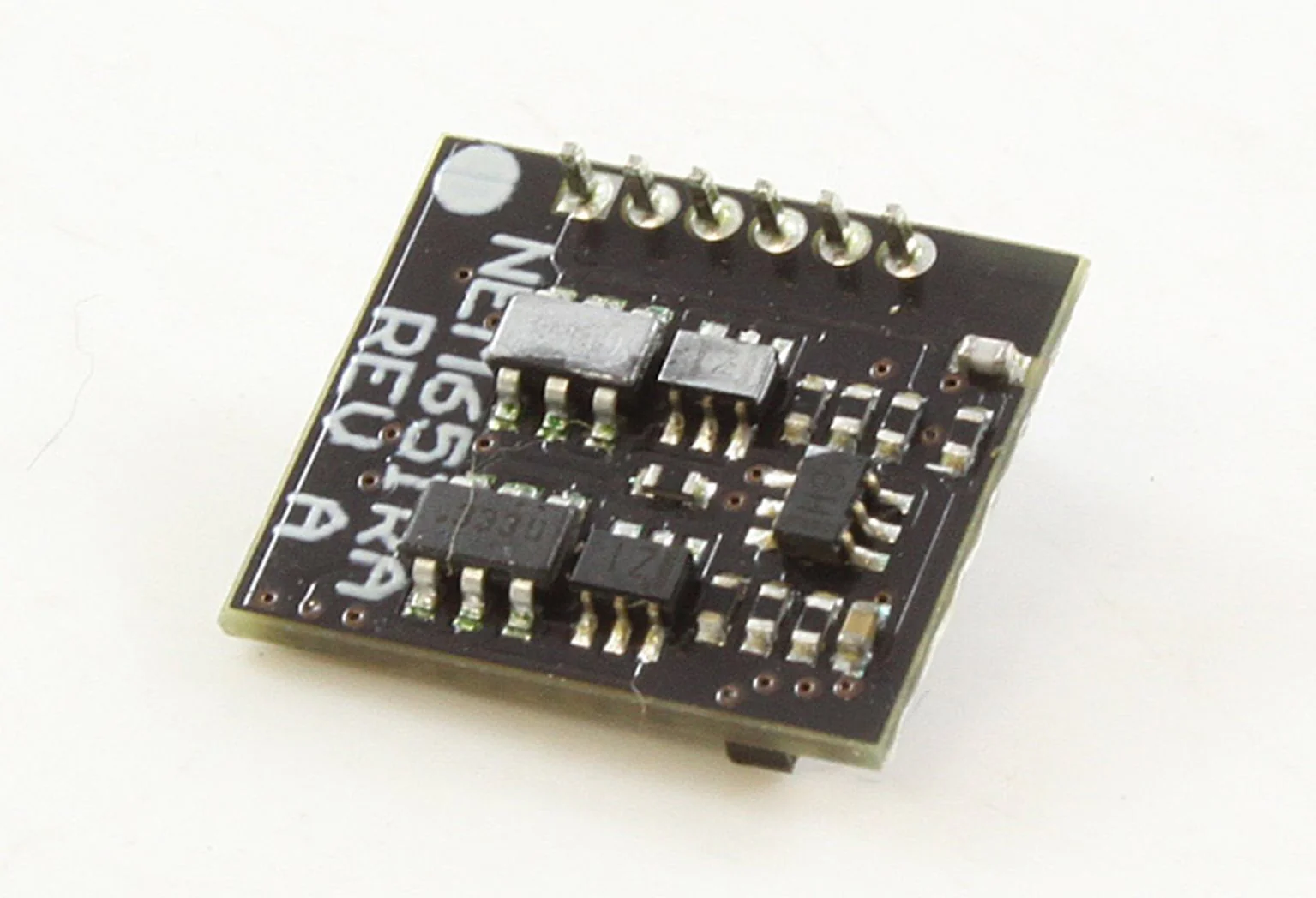 36-556RA E-Z Command 90°6 Pin DCC Decoder (DC Compatible) + Back EMF - Image 2