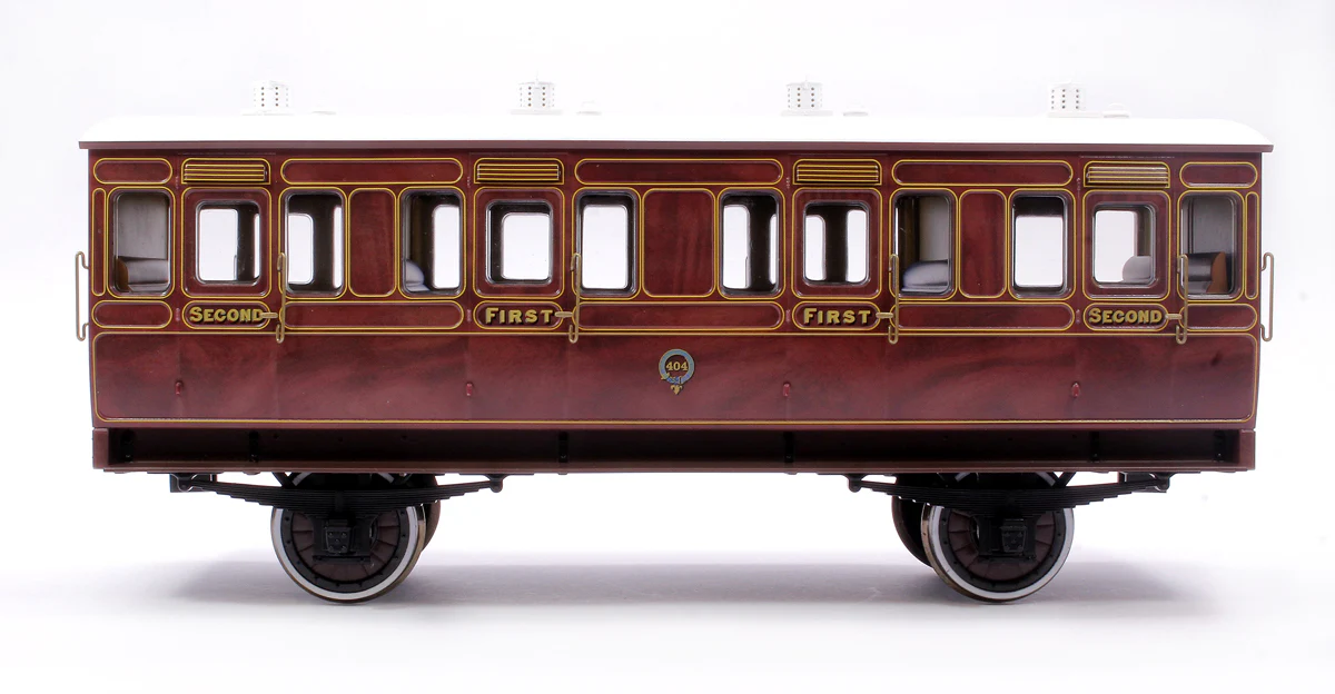 7P-020-300D Stroudley 4 Wheel Suburban Oil Lit Composite Mahogany 404 - DCC & Light Bar Fitted - Image 2