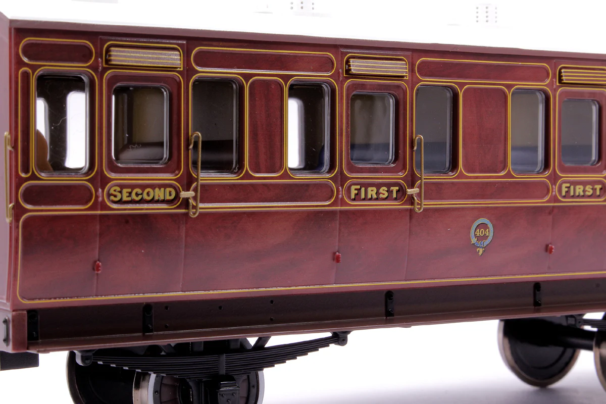 7P-020-300D Stroudley 4 Wheel Suburban Oil Lit Composite Mahogany 404 - DCC & Light Bar Fitted - Image 4