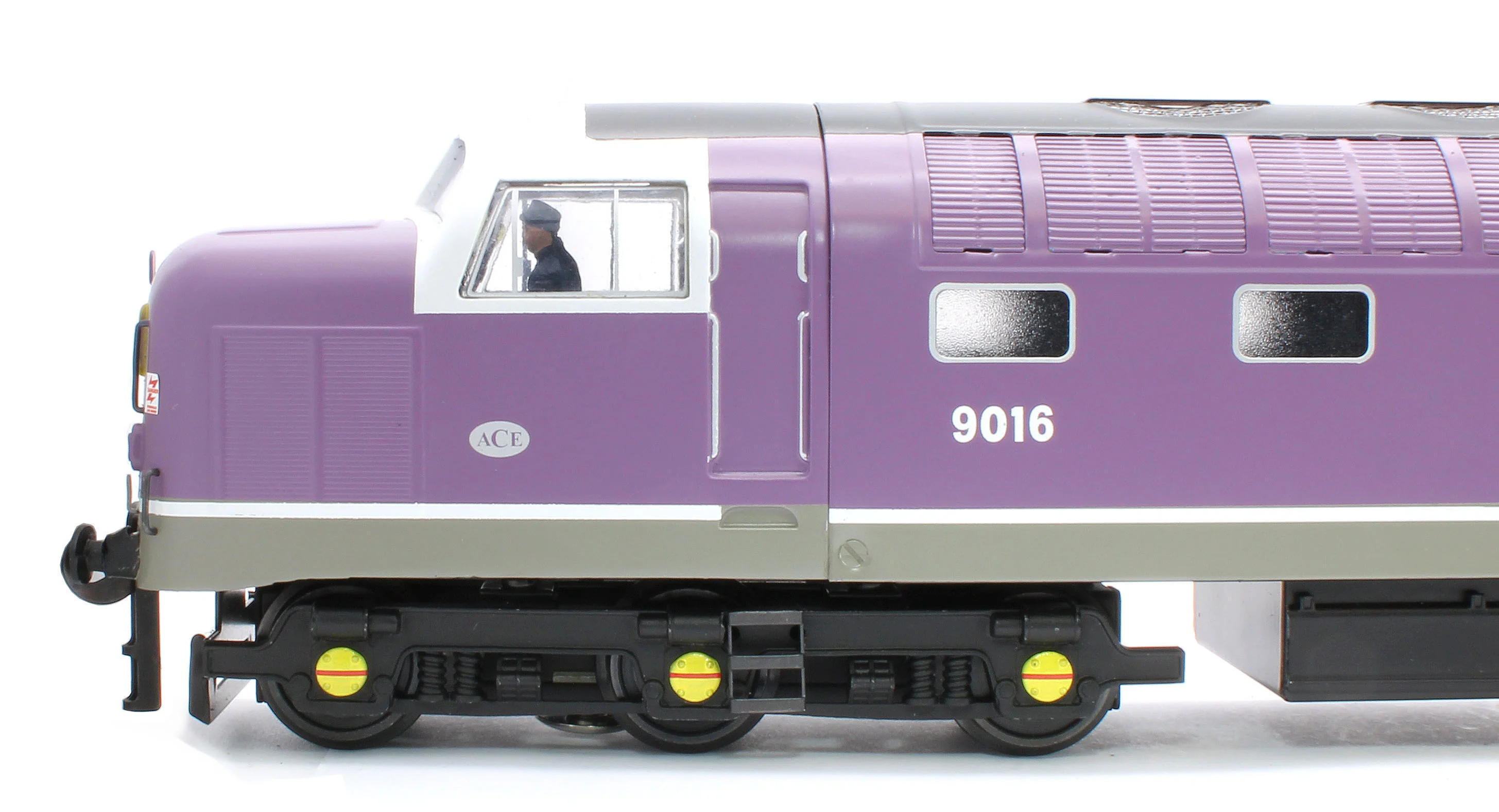 E/41-D Class 55 English Electric Deltic "Gordon Highlander" Porterbrook Purple No. 9016 Diesel Locomotive - Image 7