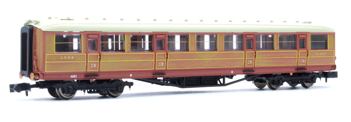 2P-011-013 Gresley LNER Teak 3rd Class 61628 - Image 3