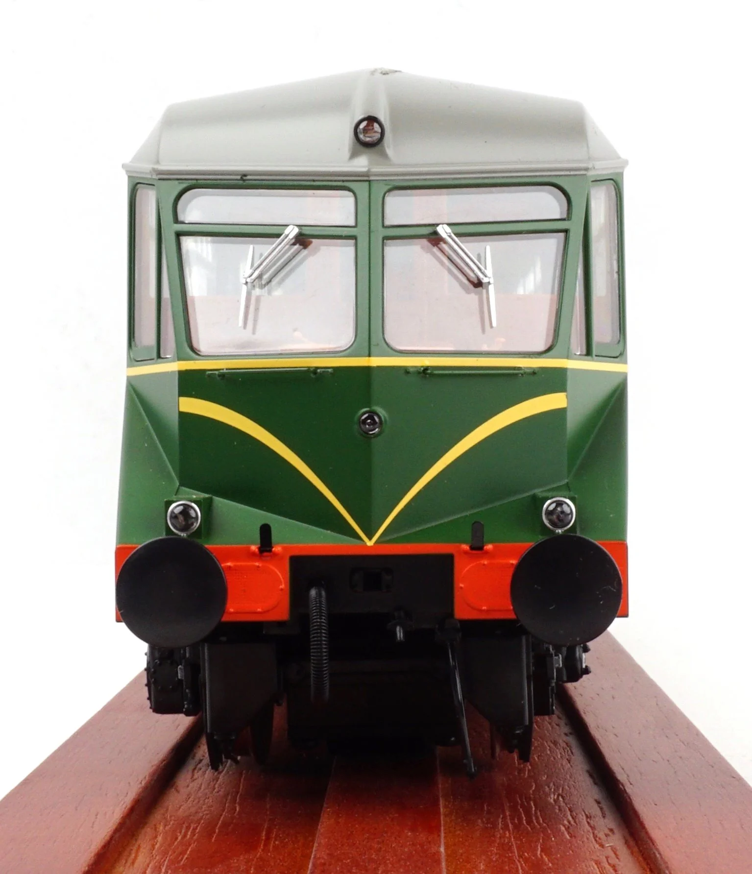 1905 GWR AEC ‘Razor Edge' Railcar BR green with speed whiskers (dark grey roof) No.W26W Diesel Locomotive - Image 4