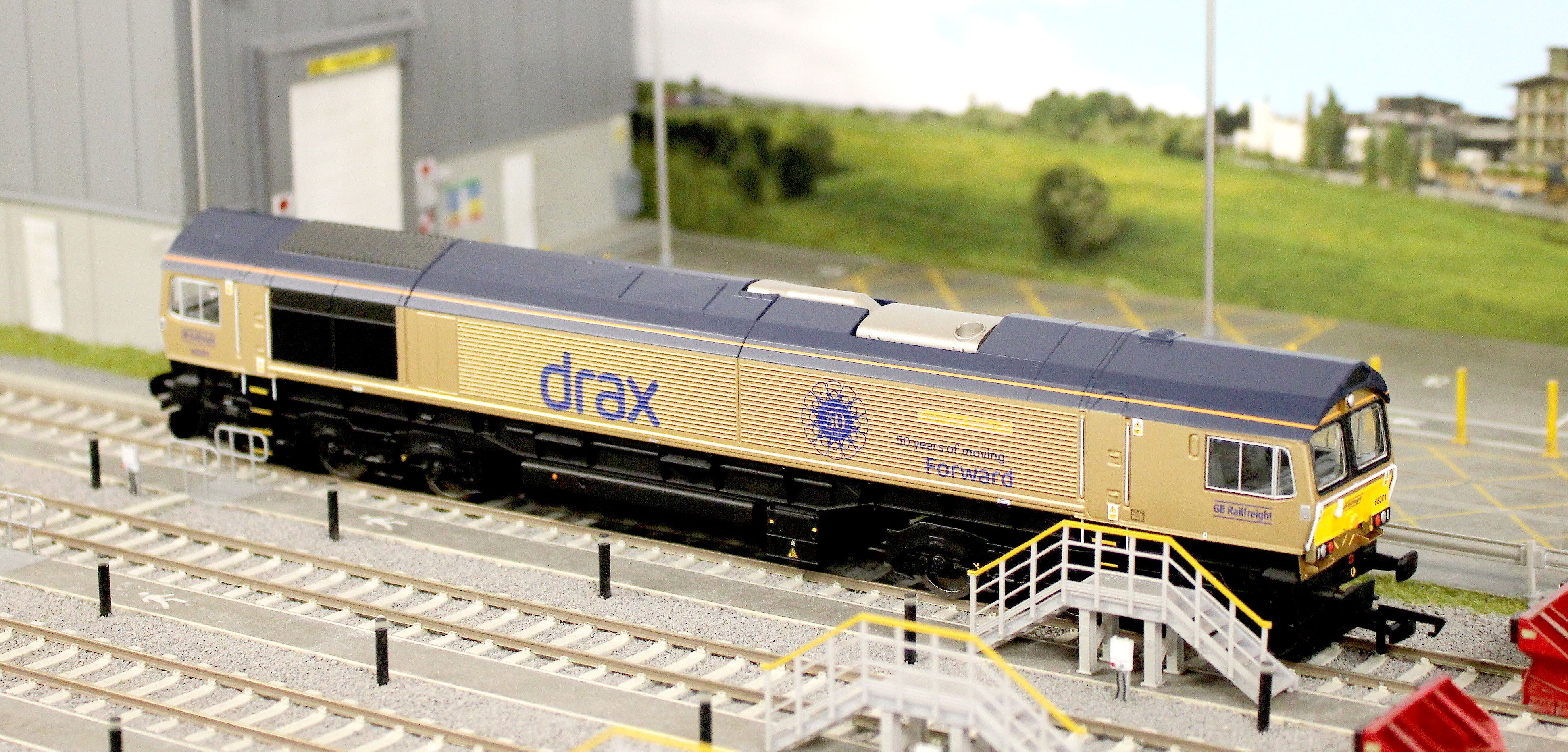 R30461 RailRoad GB Railfreight Class 66 Co-Co Drax 50th Anniversary Gold 66301 ‘Drax Power Station 50’ Diesel Locomotive - Image 15