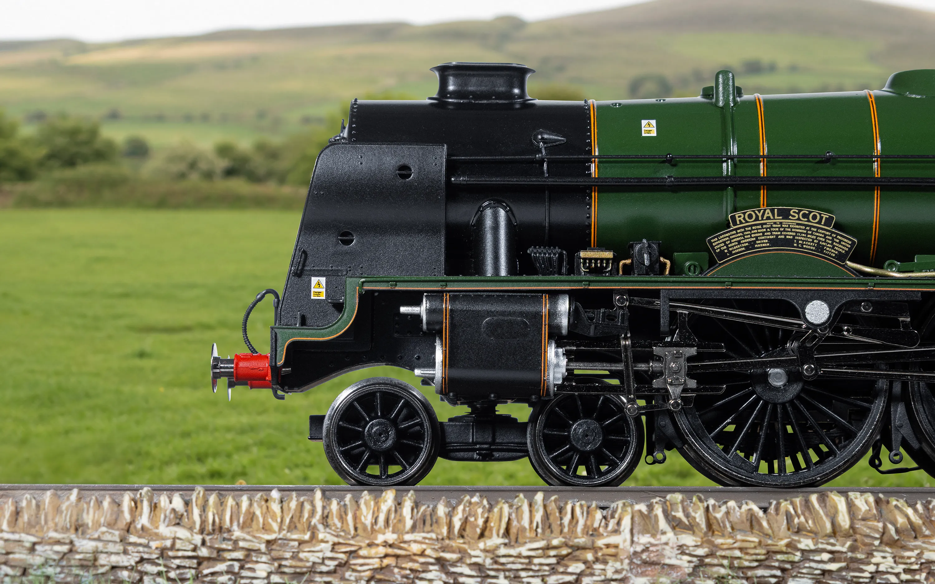 R30500 Class 7P 4-6-0 BR Green Early Emblem 46100 'Royal Scot' (One:One Collection) Steam Locomotive - Image 8