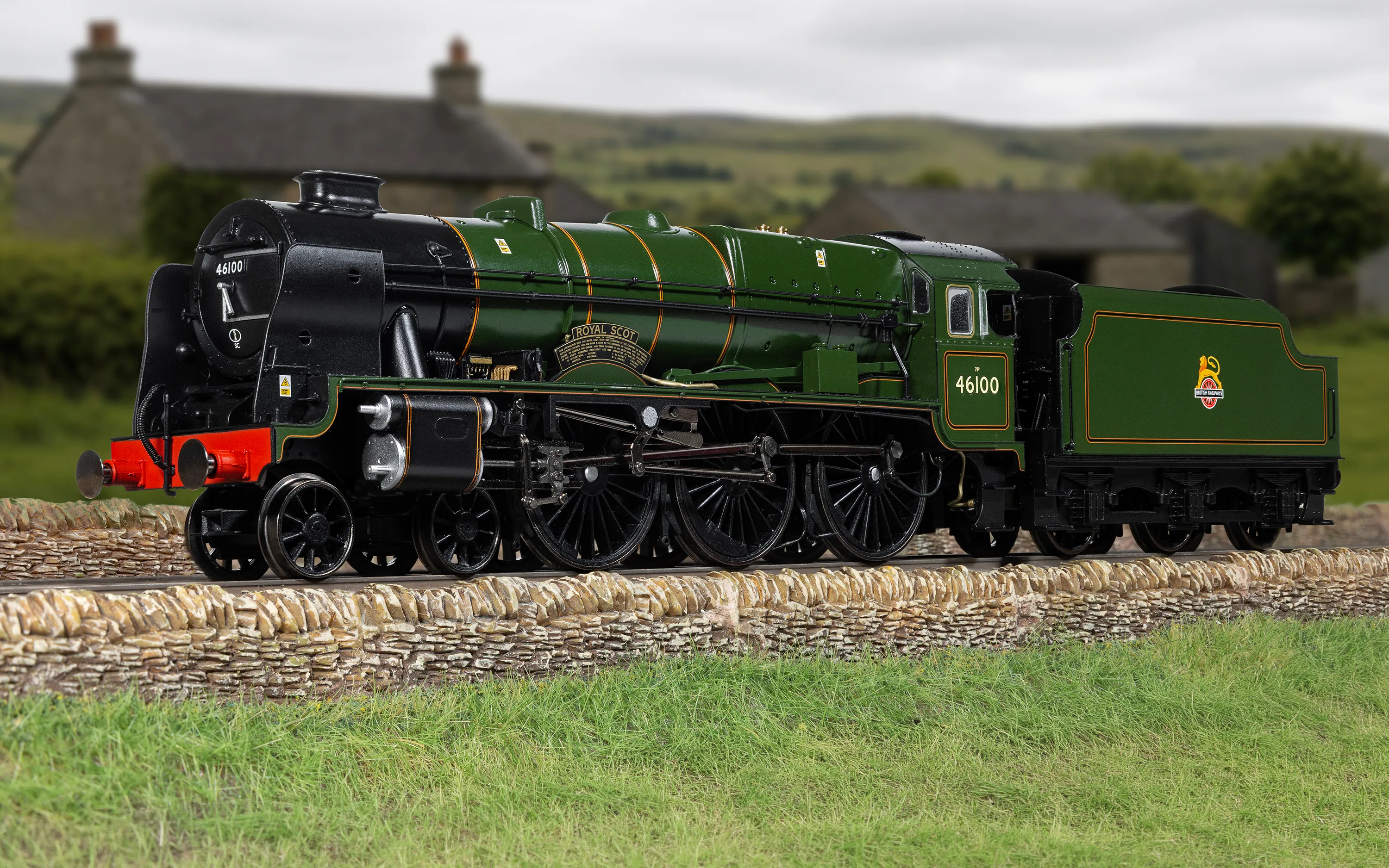 R30500 Class 7P 4-6-0 BR Green Early Emblem 46100 'Royal Scot' (One:One Collection) Steam Locomotive - Image 9