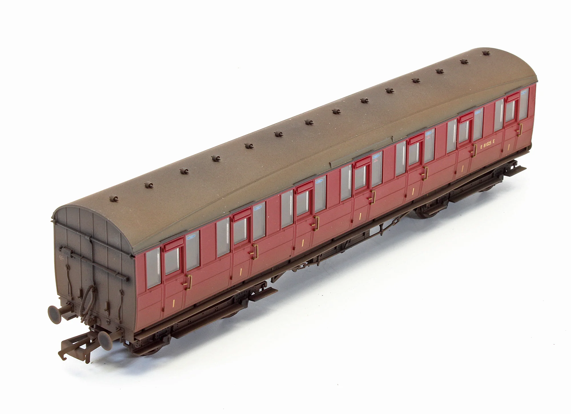 Pre-Owned R4519 BR Gresley Suburban 1st Class Coach 'E81025E' - Custom Weathered - Image 4