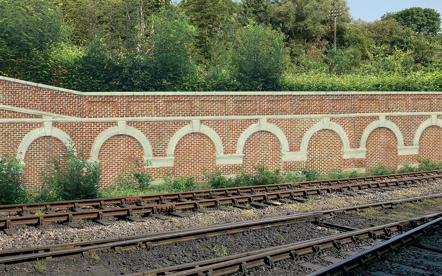 R7388 Skaledale Low Level Arched Retaining Walls x2 (Red Brick) - Image 2