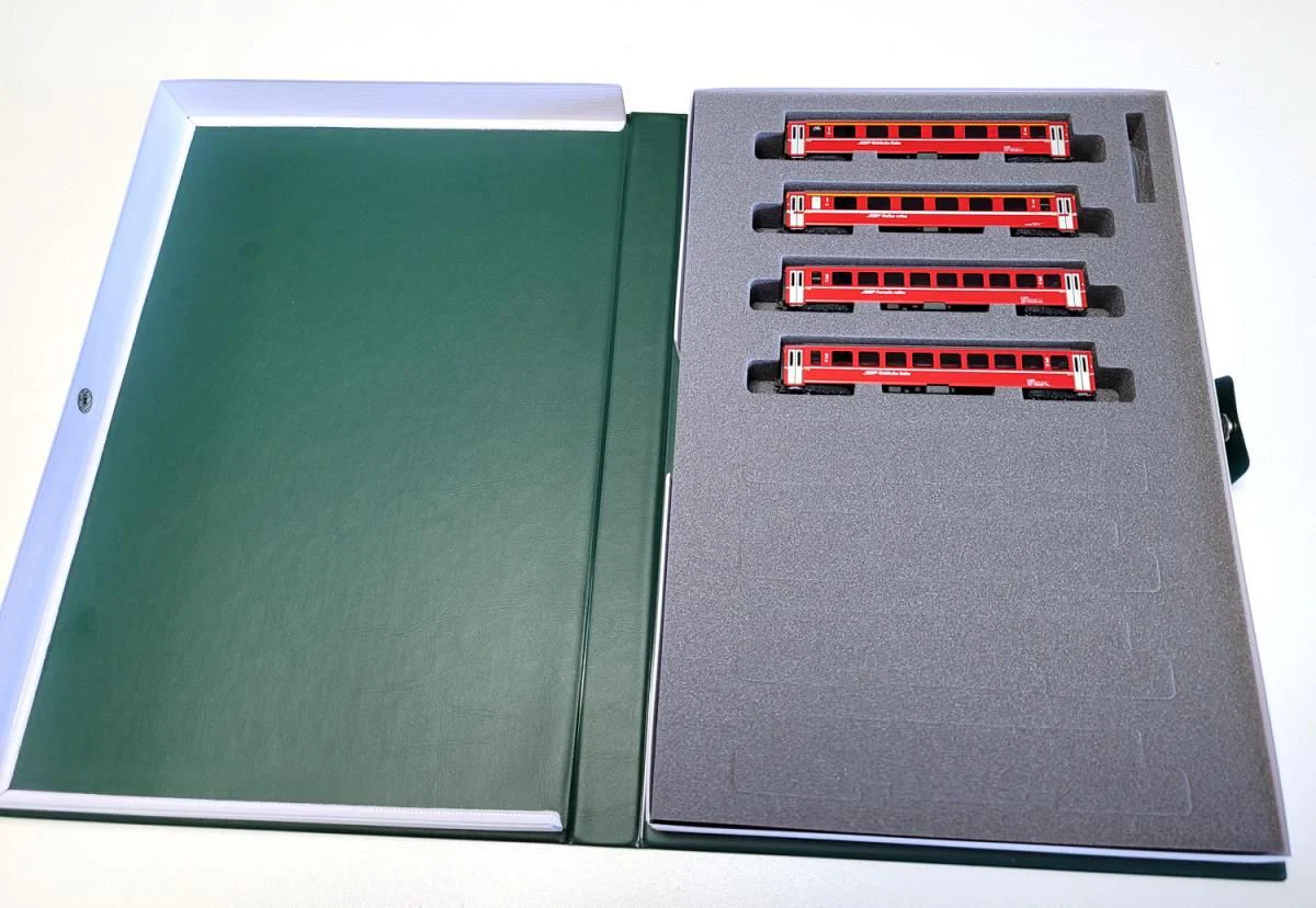 Pre-Owned 10-1414 RhB EW1 Red 4 Coach Add on Set (4) - Image 3