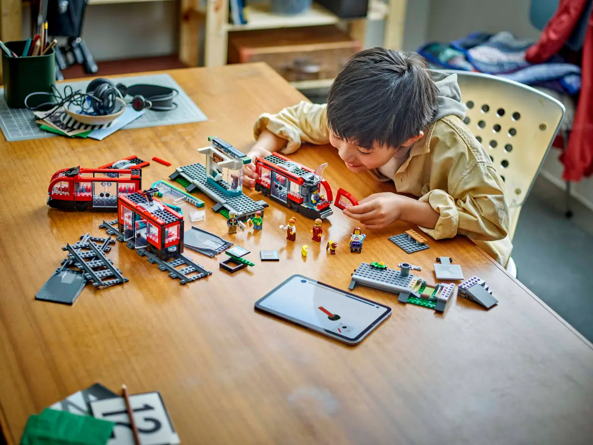 60423 Lego City Downtown Streetcar and Station - 60423 - Image 9