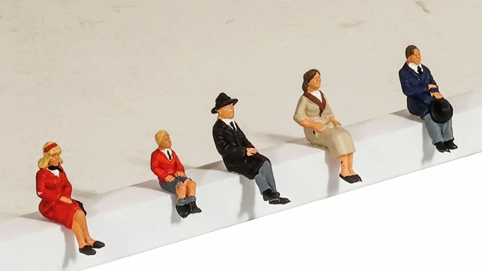 5301 SEATED PEOPLE (5) FIGURE SET - Image 2