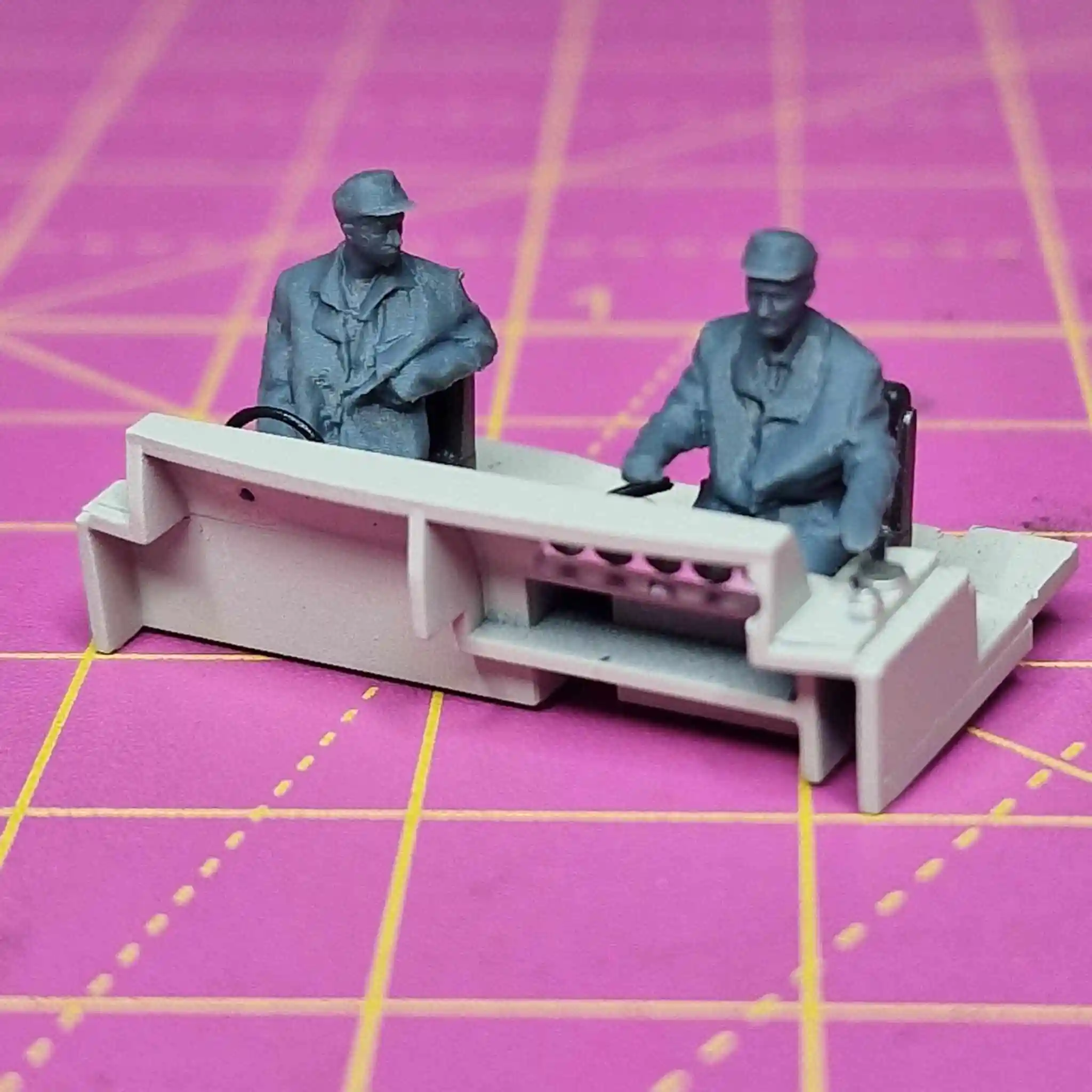 10232-043 O Gauge Loco Specific Crew - Class 25 Late BR Crew Pack - Image 3