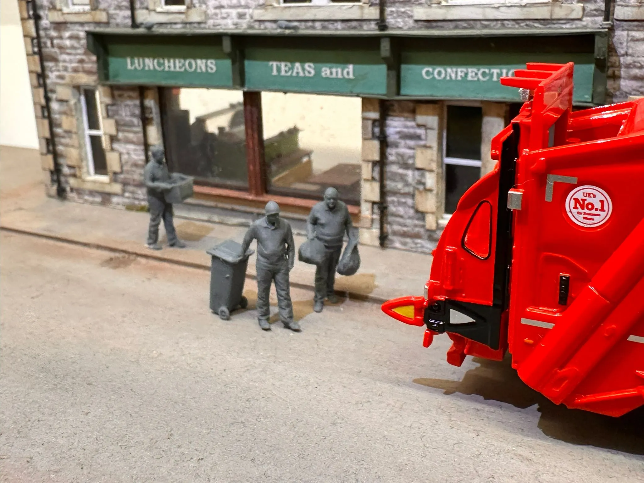 1365-043 O Gauge Trade & Services - Binmen - Image 2