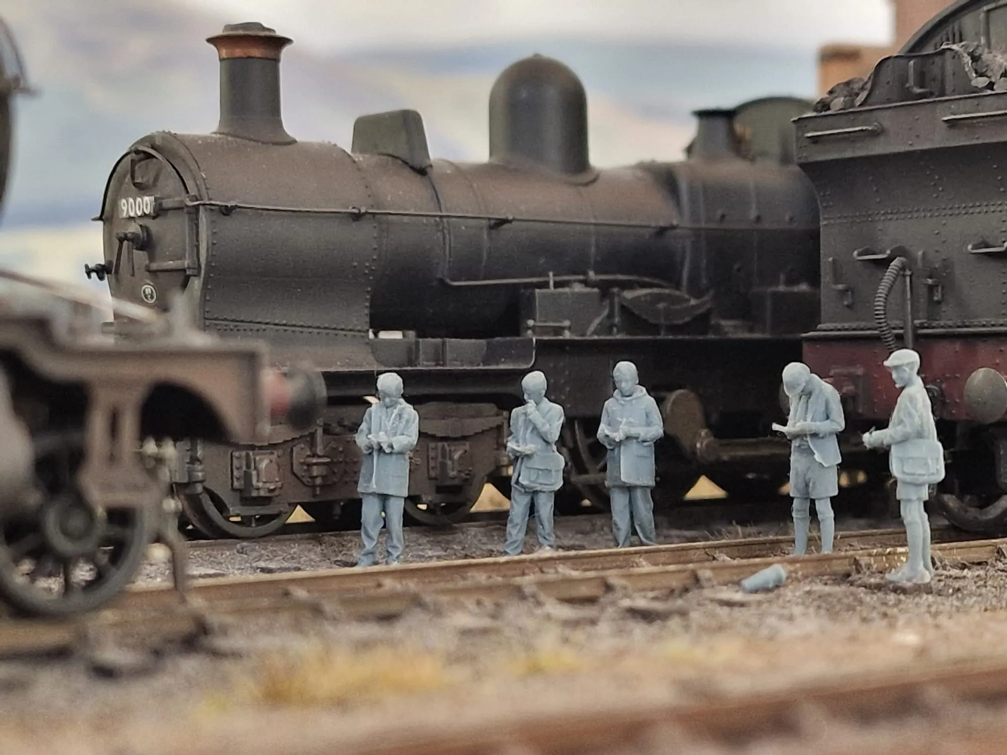 1677-043 O Gauge 1948-1968 British Railways - 1950s/60s Train Spotters - Image 3