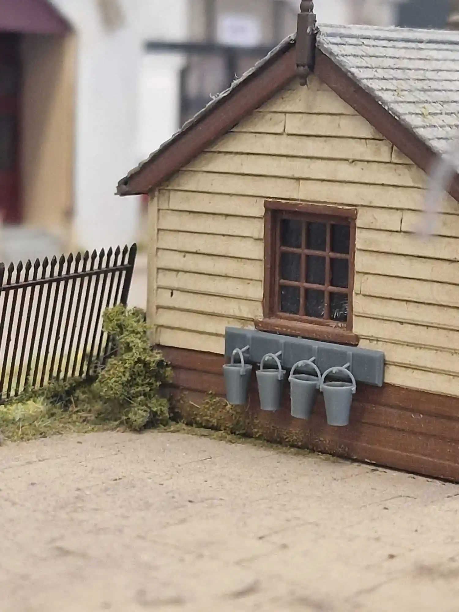 2632-043 O Gauge Railway & Lineside - 4x Fire Buckets and Stand (Pack of 2) - Image 2
