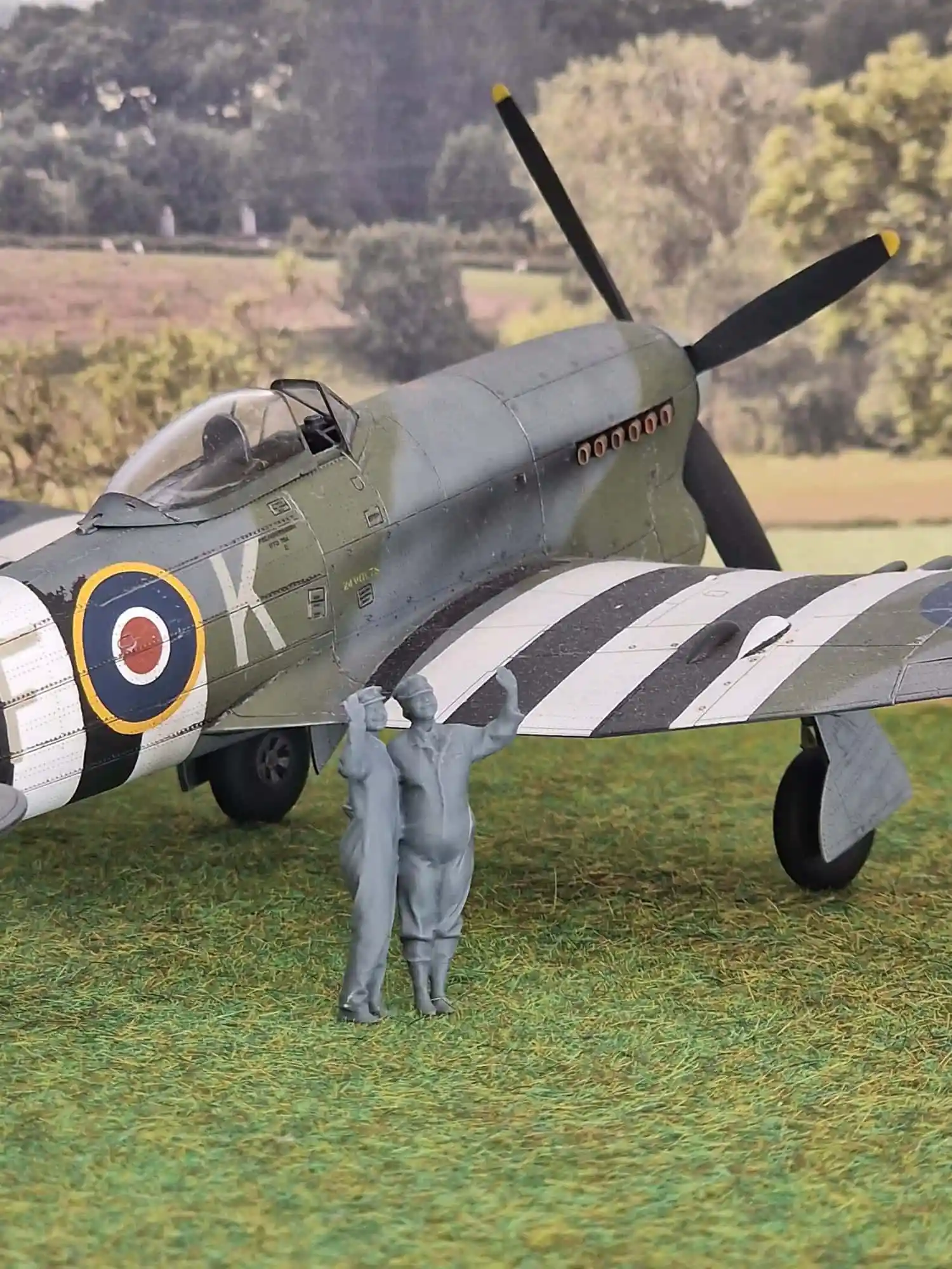 50222-072 1:72 Scale RAF Through the Ages - World War Two - WAAFs Waving - Image 3
