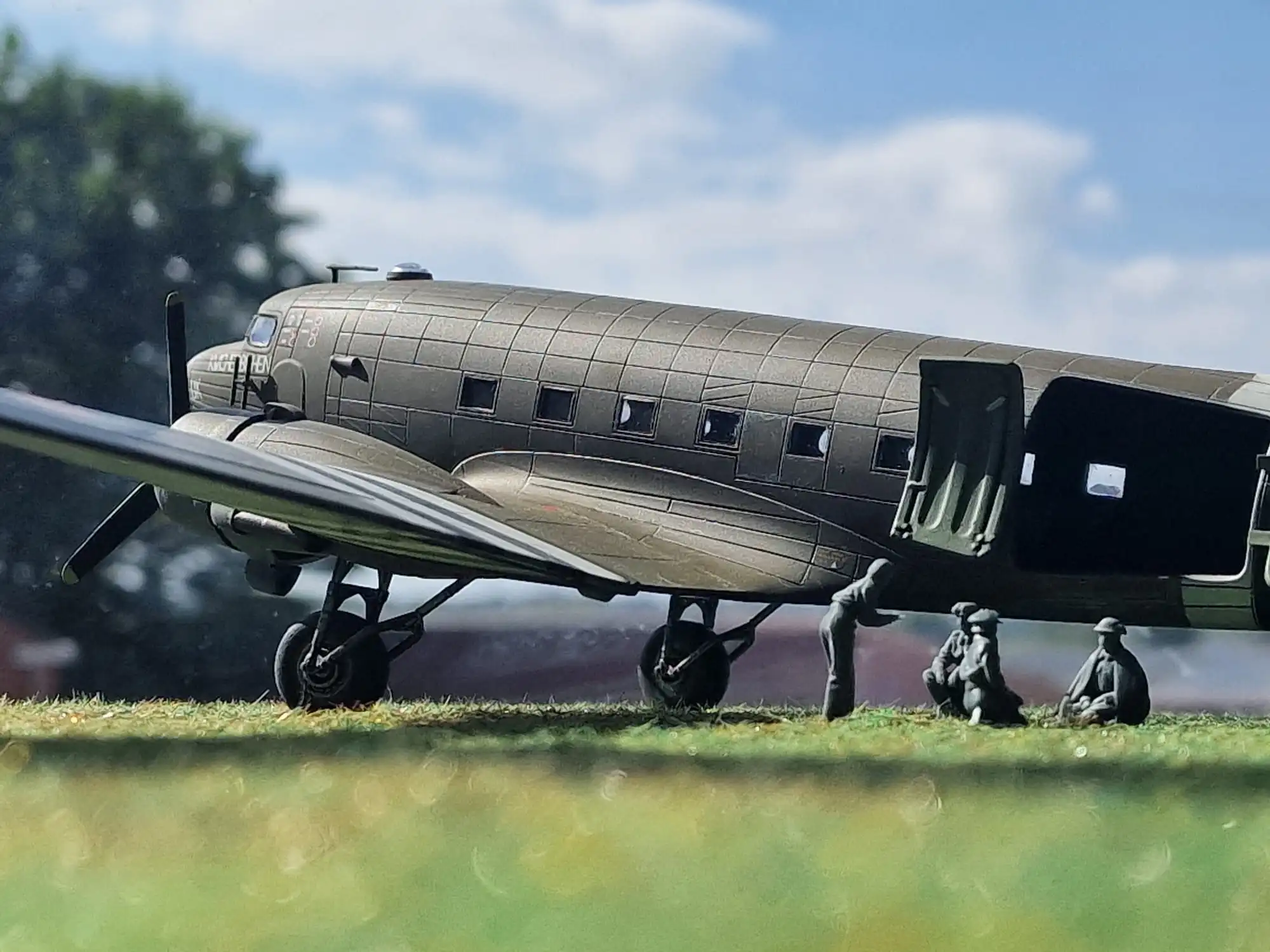 50321-072 1:72 Scale RAF Through the Ages - World War Two - RAF Flying Nightingales with wounded - Image 3