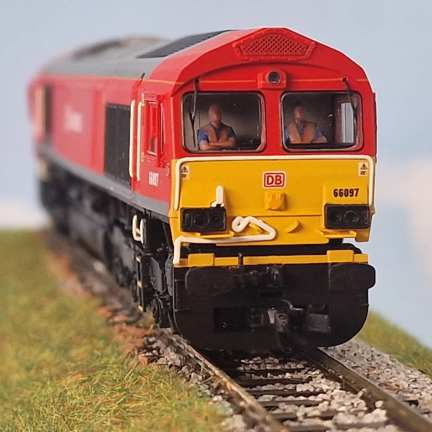 80906-120C TT:120 Gauge Loco Specific Modern Crew - Class 66 - Image 2