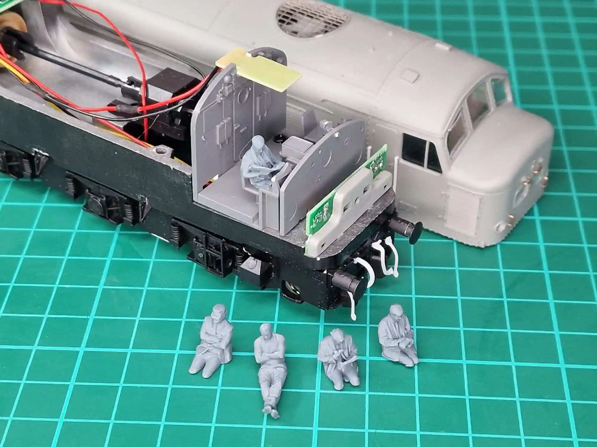 91100-148 N Gauge 1968-1995 British Rail - Second Man Bundle - Image 2