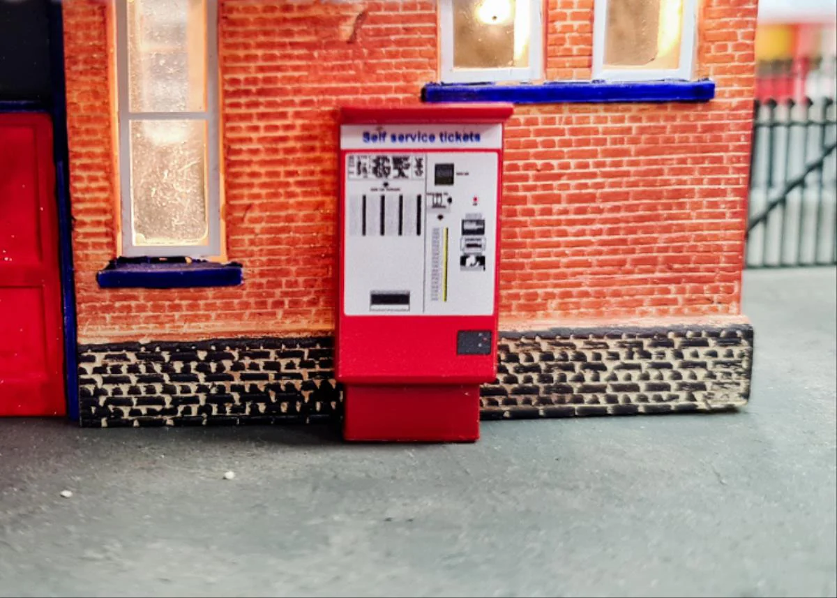 GM474 Modern Train Ticket Machines 2pcs (Pre-Built) - OO Gauge - Image 3