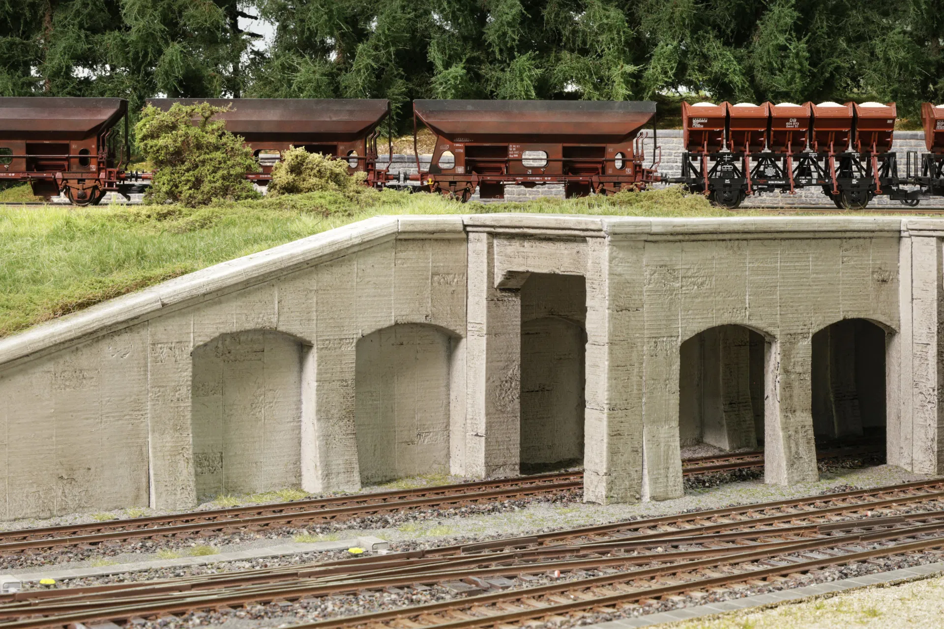 N58091 Single Track Hard Foam Concrete Portal - Image 2