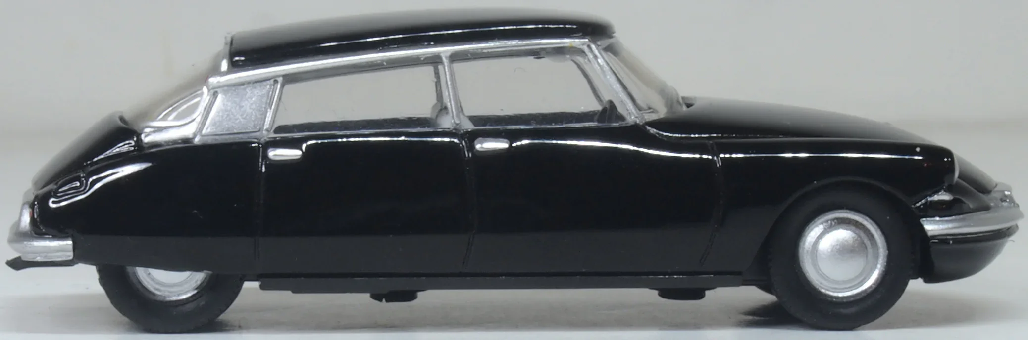 76CDS007 Citroen DS19 Black - Image 4