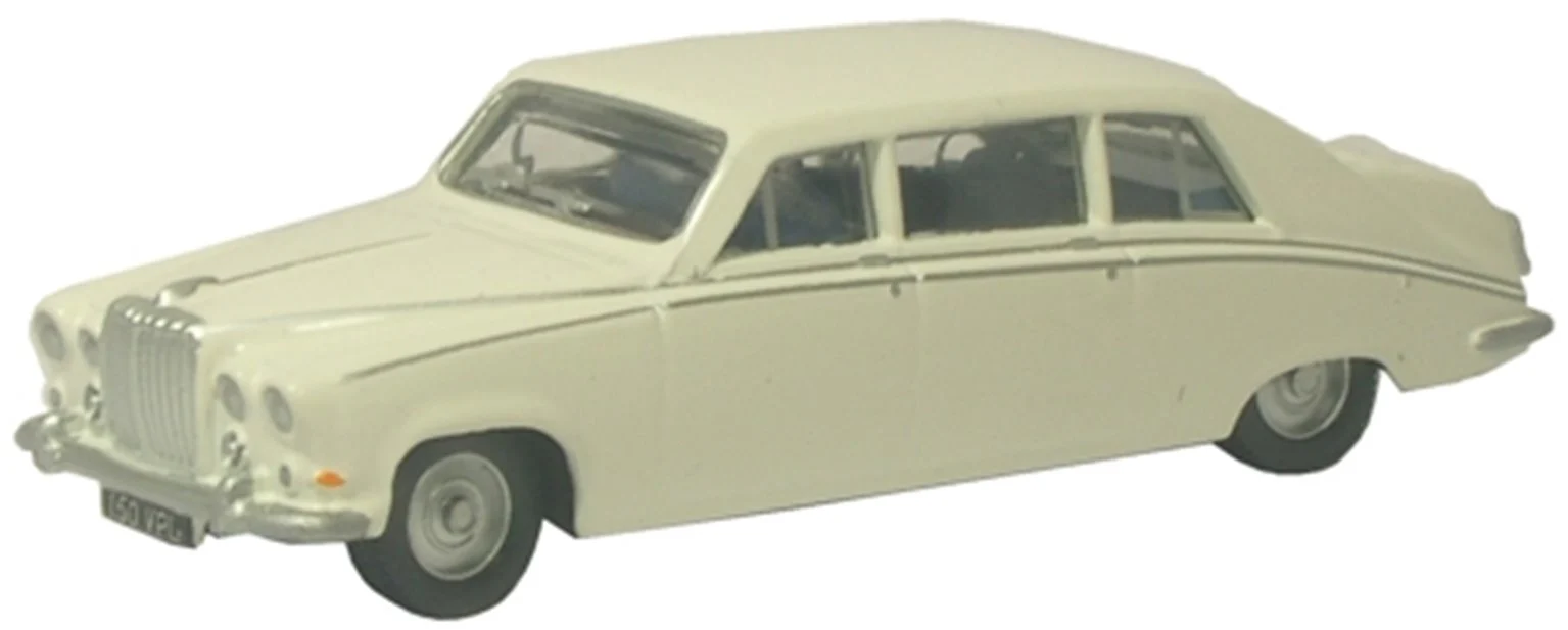 76DS001 Daimler DS420 Old English White