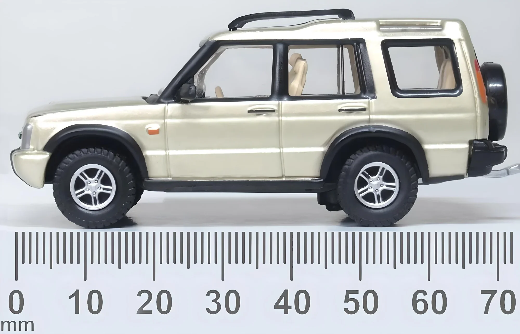 76LRD2002 Land Rover Discovery 2 White Gold - Image 6