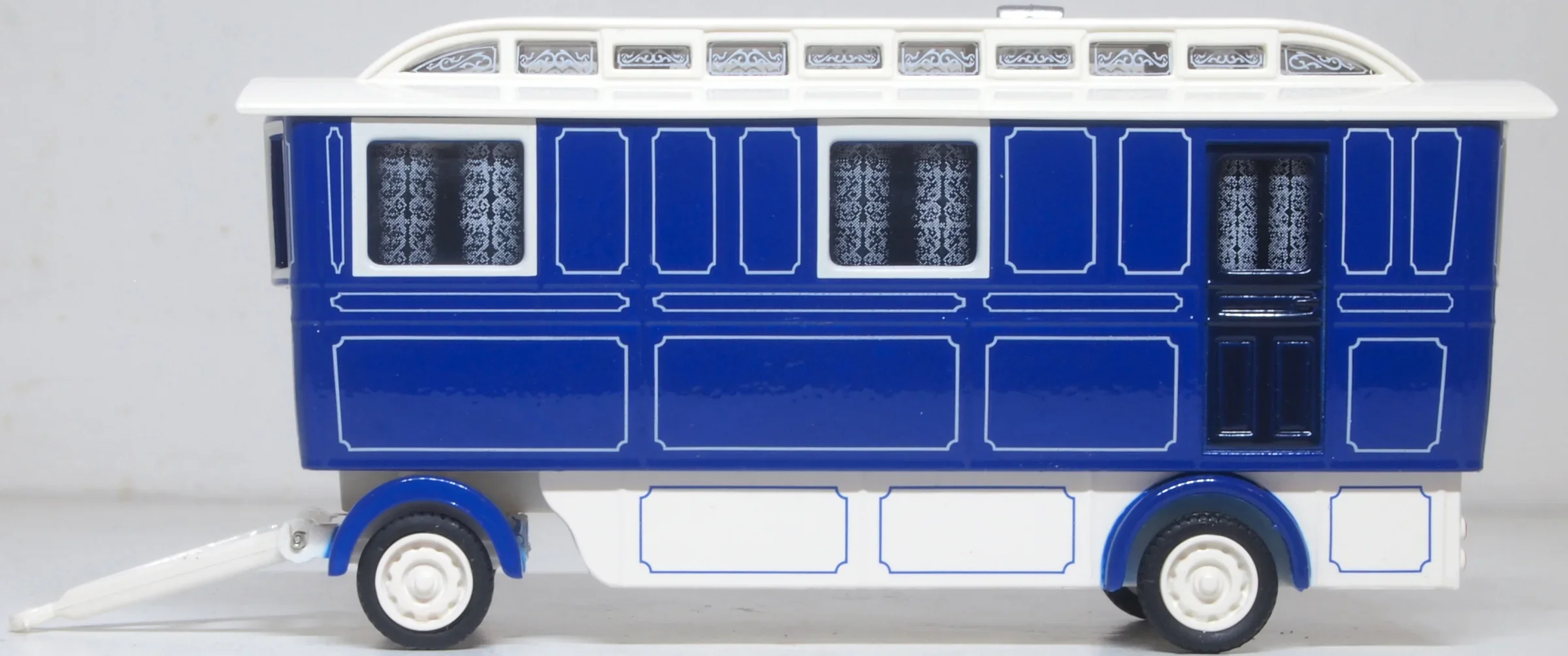 76SCV003 Showmans Caravan Blue/Cream - Image 2