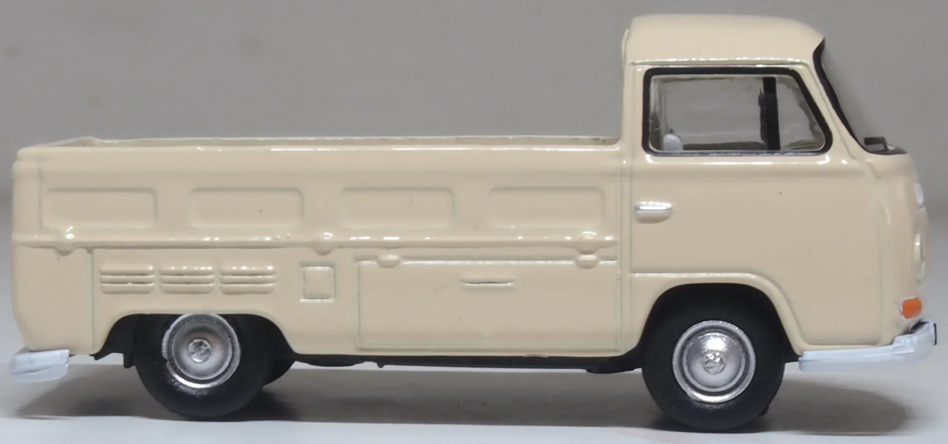 76VW034 VW T2 Bay Window Pick Up Dakota Beige - Image 3