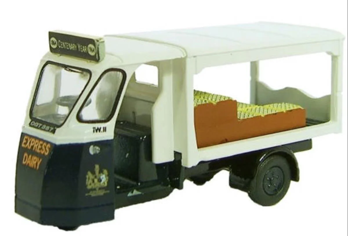 76WE001 Wales & Edwards Standard Milk Float Express Dairy (Late)