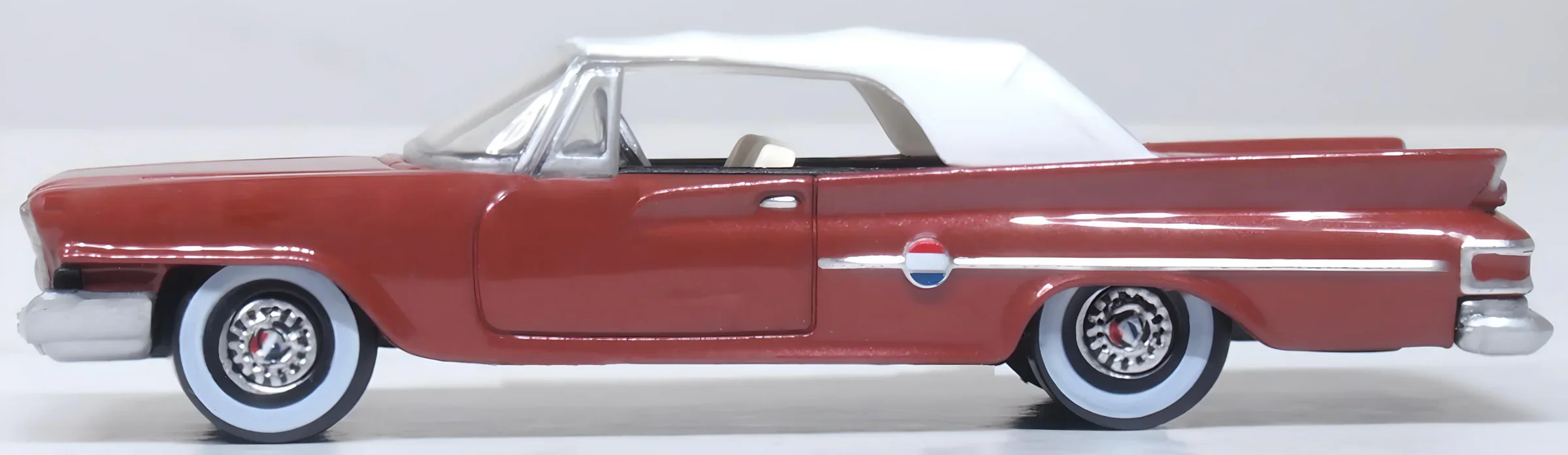 87CC61004 1961 Chrysler 300 Convertible (Closed) Cinnamon/White - Image 2