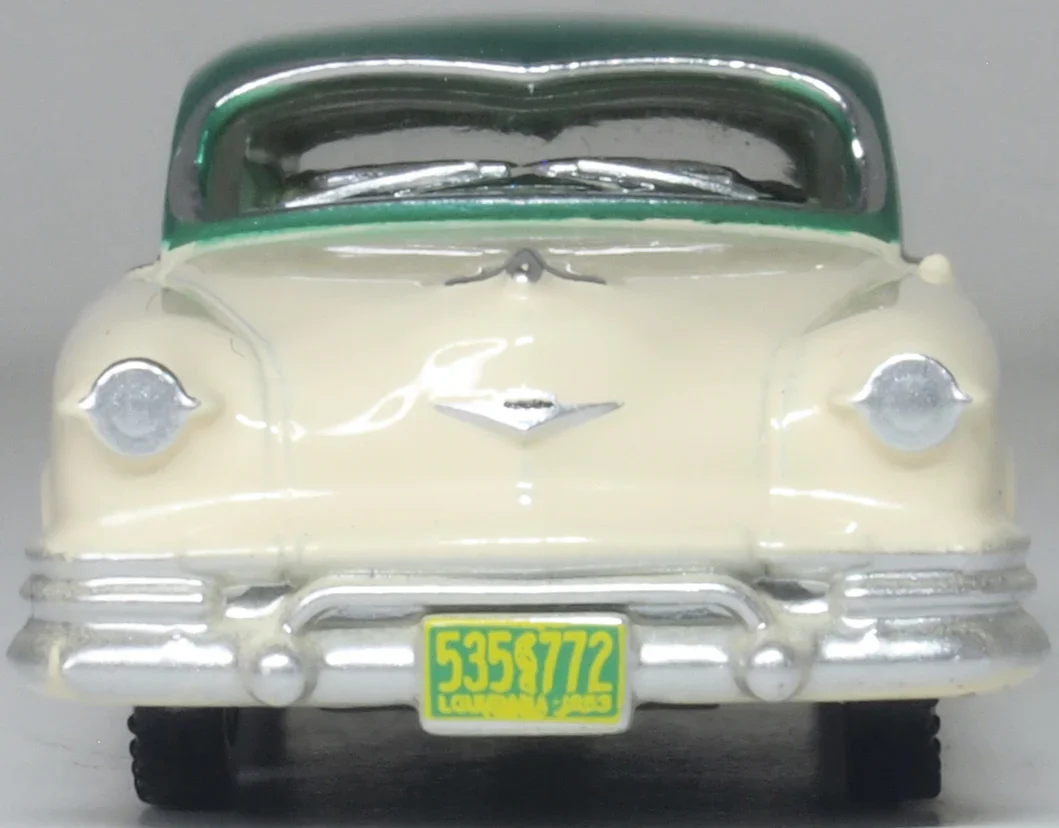 87KM53001 1953 Kaiser Manhattan Stardust Ivory/Jade Green - Image 4