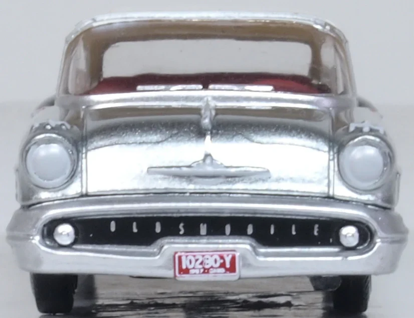 87OC57003 1957 Oldsmobile 88 Convertible (Closed) Gray/Red/White - Image 2