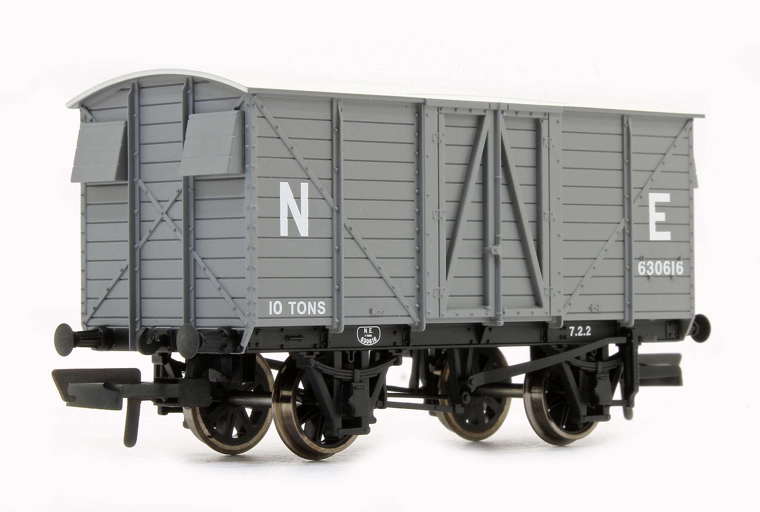 OR76GEGV002 GER 10T Covered Van LNER (pre 1936) 630616