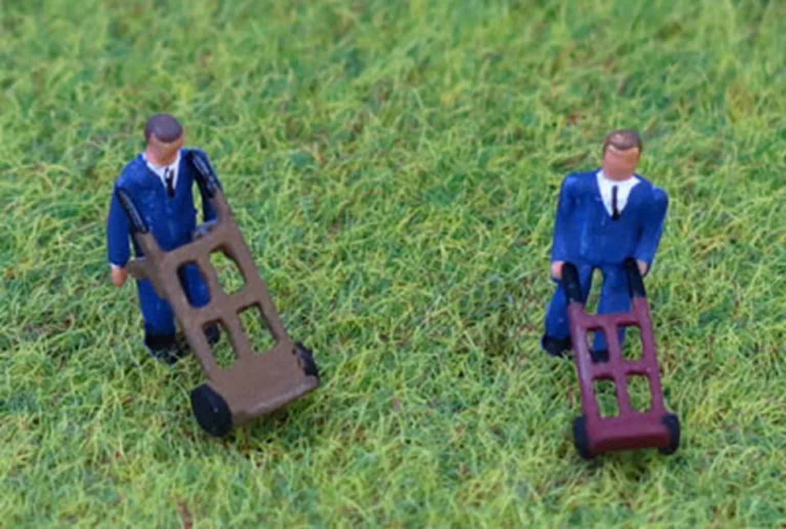 PDB62 N Gauge Porters & Sack Trucks - Unpainted