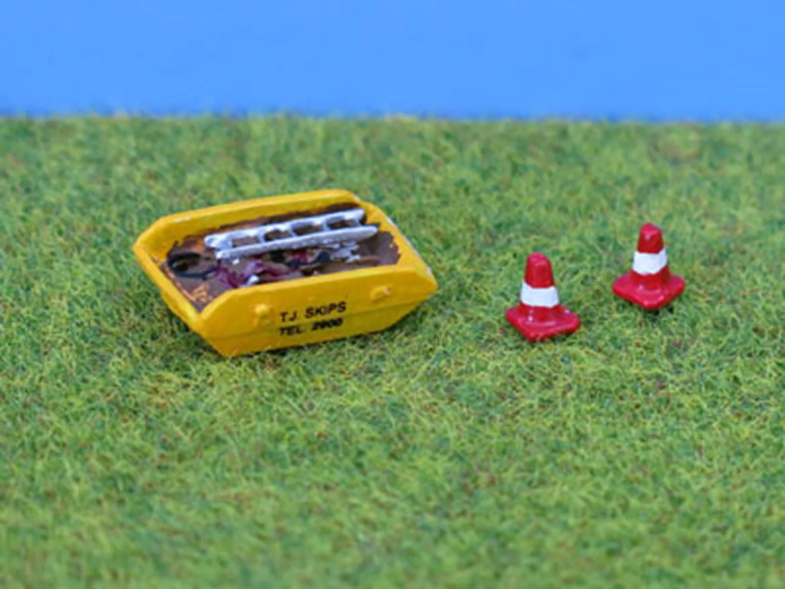 PDX43 N Gauge Painted Skip & Road Cones