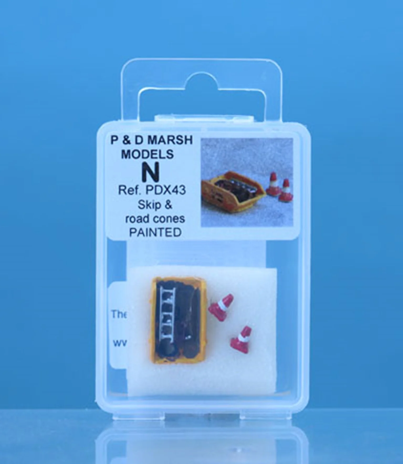 PDX43 N Gauge Painted Skip & Road Cones - Image 2