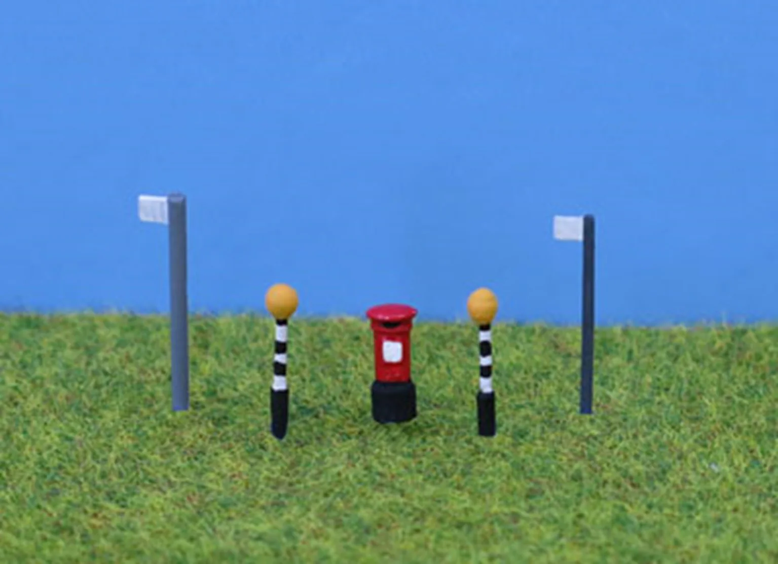 PDX62 N Gauge Painted Bus Stops & Post Box