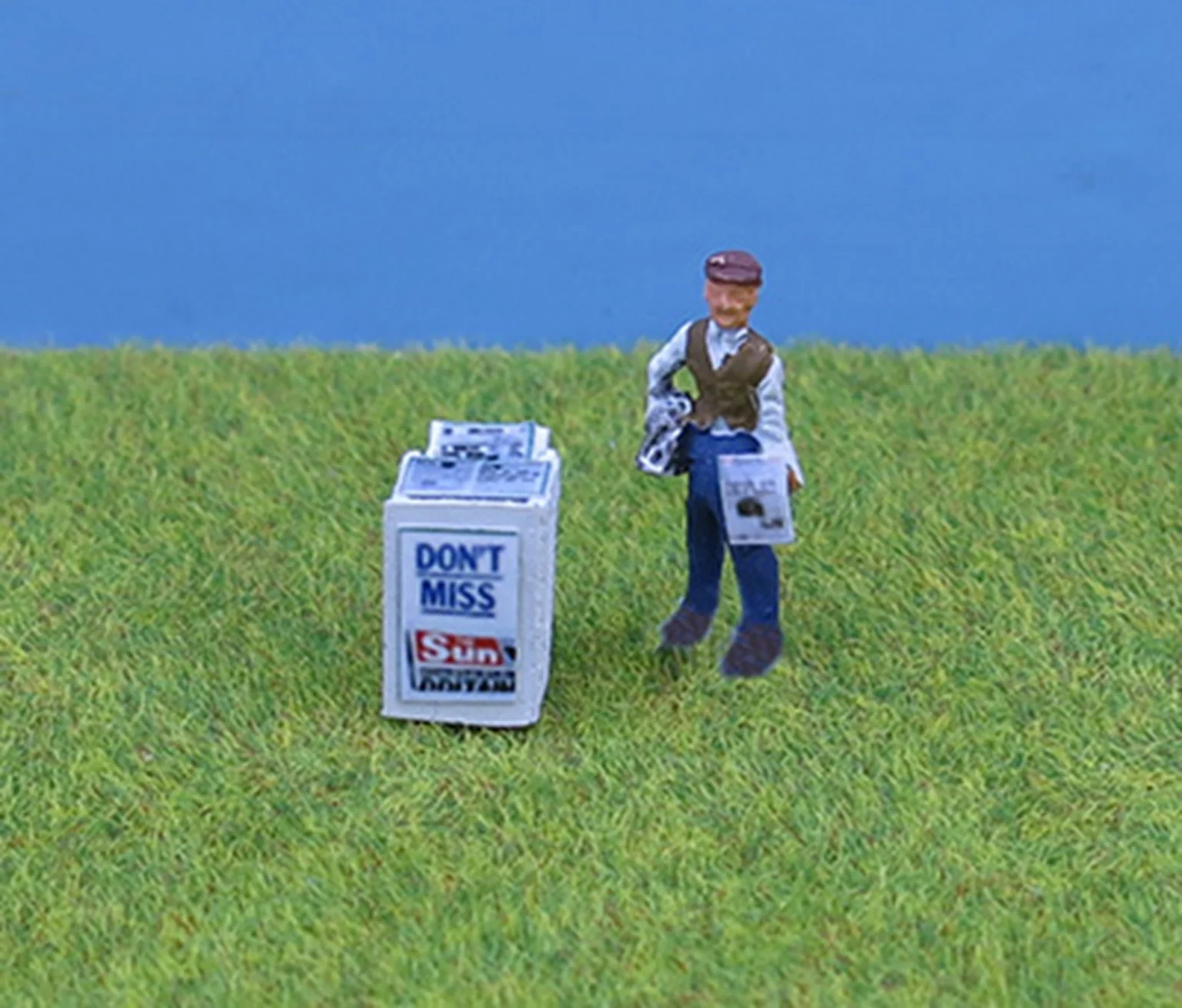 PDZ42 OO Gauge Newspaper Stand and Seller