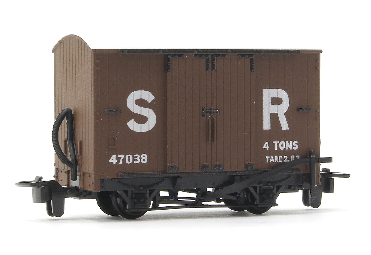 GR221D Box Van, SR Livery No.47038