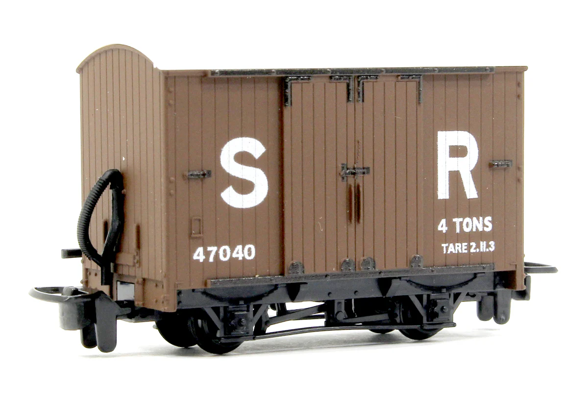 GR221E Box Van, SR Livery No.47040